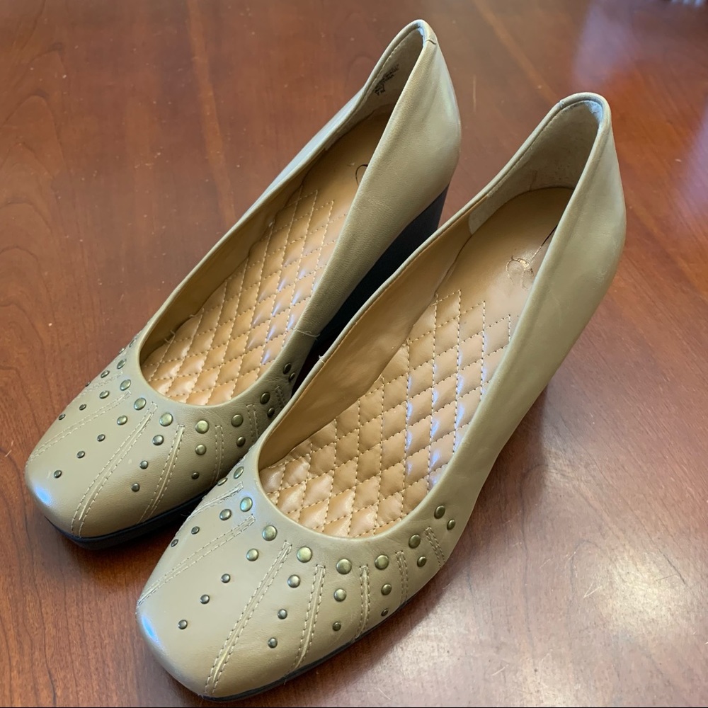 Platform wedge heal leather tan camel slip on quilted cushion studded 3" shoes 7